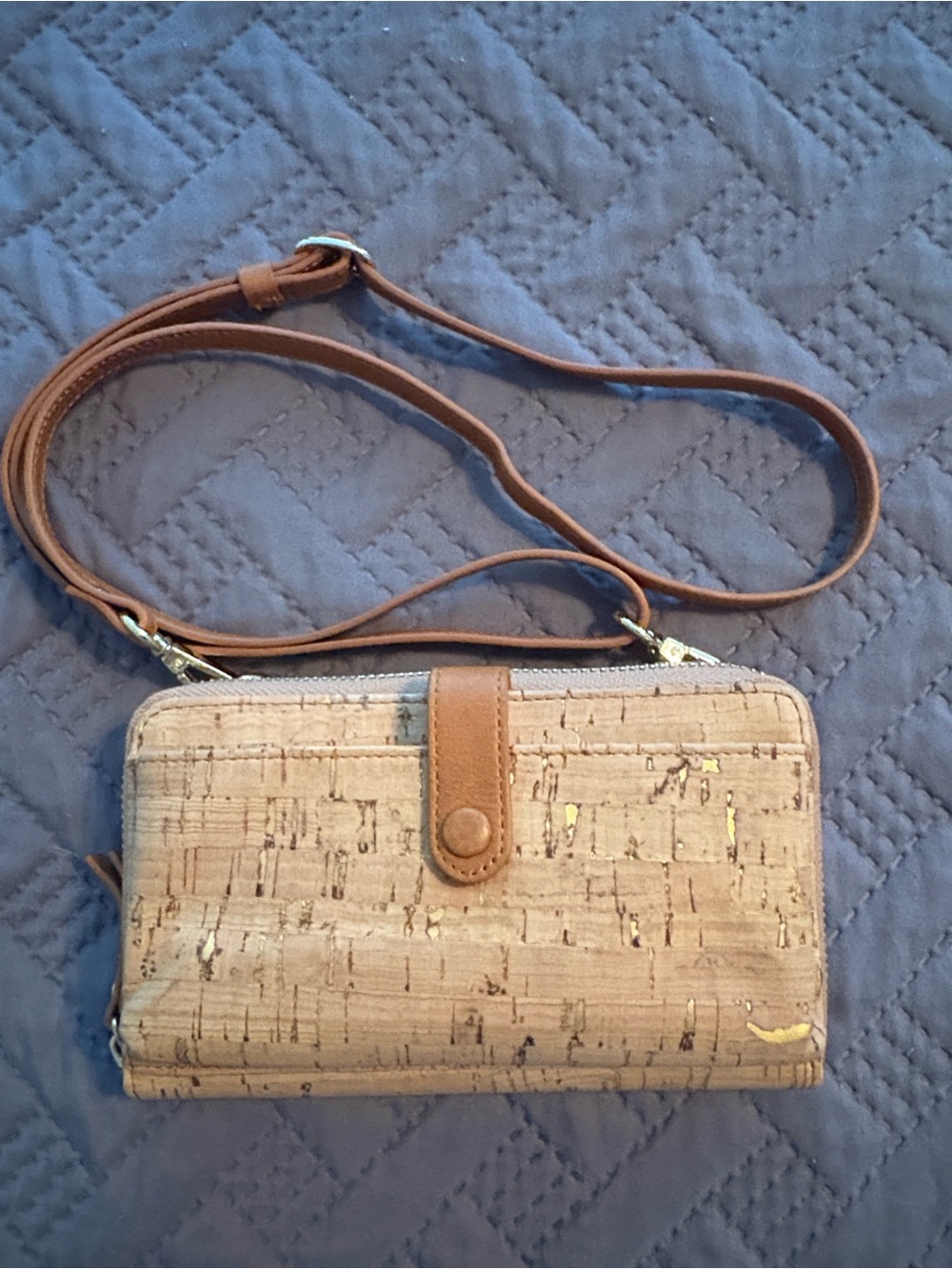 QUEORK Cork Crossbody Wallet with Gold Accent - Like New